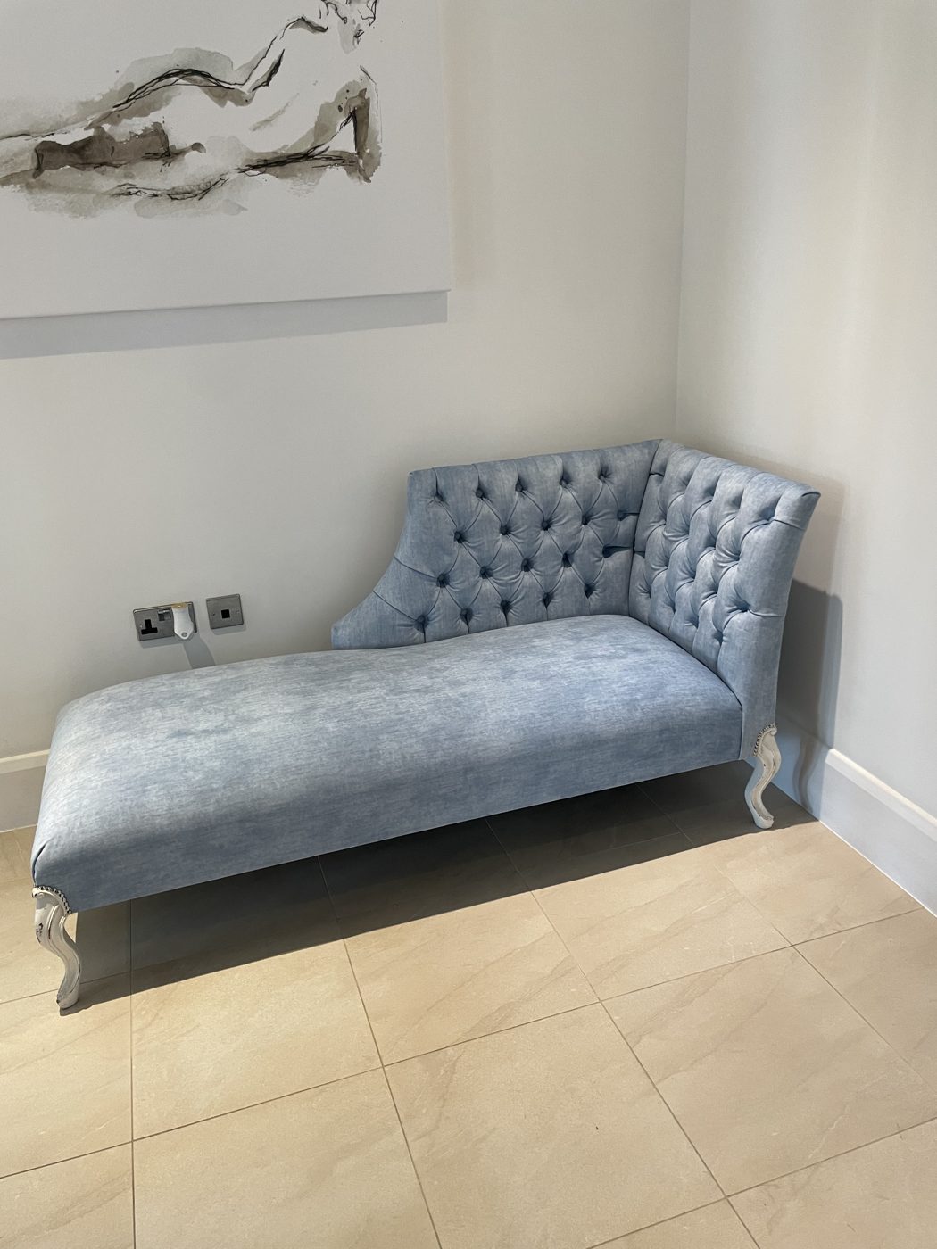 Buttoned chaise longue upholstered in pale blue chenille